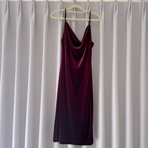 Lulus women’s burgundy/maroon velvet midi dress, size medium
